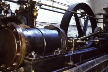 كيف يعمل محرك البخار
